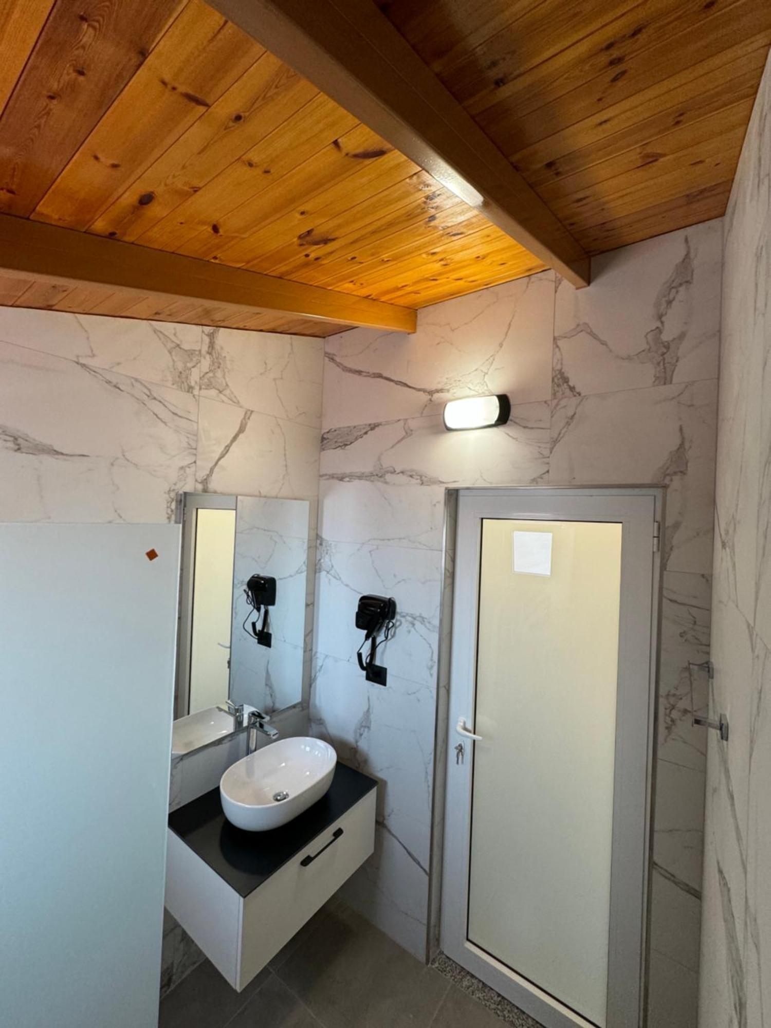 Adem Hillcrest Апартаменти *
